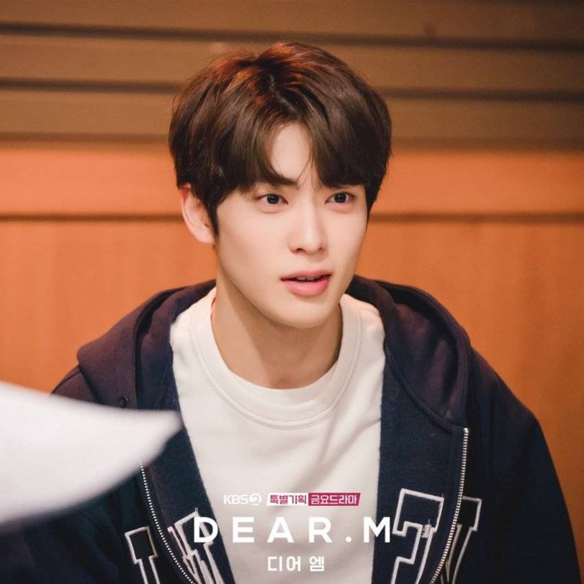 Rilisan pertama visual drama nerdnam yang direproduksi> jaringan bada-Korea-Amerika Bada “width =” 675 ″ /></figure>
</div>
<p>Selain itu, disebutkan bahwa efektivitas biaya juga dikatakan sebagai salah satu elemen penting dari sebuah rumah produksi meng-casting idol. Seorang idol di atas kertas sepenuhnya masih bekerja sebagai seorang penyanyi, namun ketika tawaran untuk membintangi drama datang, tentu bayaran yang diterima dapat dibilang lebih dari cukup untuk ukuran idol. Seorang pejabat dari agensi musik turut menyampaikan,<em> “Seorang idola ‘K’ baru-baru ini muncul dalam sebuah drama terkenal, menerima bayaran yang sangat wajar, yang setiap episodenya dibayar tidak lebih dari 5 juta won (64 juta rupiah) per episode.”</em></p>
<h3>Mempengaruhi pasar luar negeri</h3>
<div class=