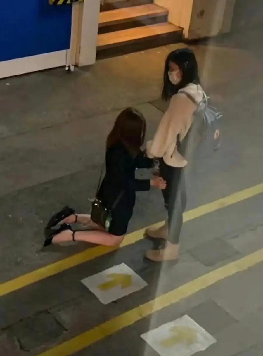 진심 이 사진은 대체 뭔 상황인지 볼 때마다 궁금해서 미치겠음_1.jpg