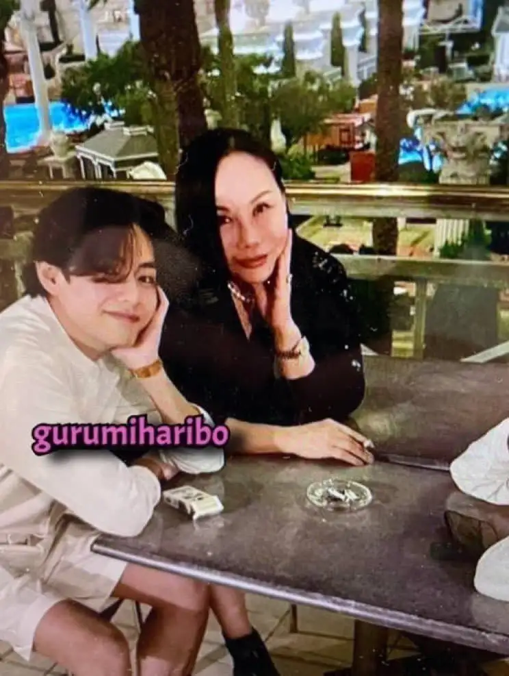 방탄 뷔랑 손잡고 있는 여자 누구임?