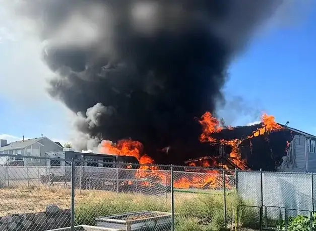 CCTV에 찍힌, 남의 집 문을 부수고 침입하려하는 남성들_7.webp