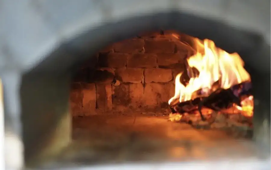 할아버지가 직접 장작 패서 피자 굽는 일본 효고현의 화덕피자집_3.webp