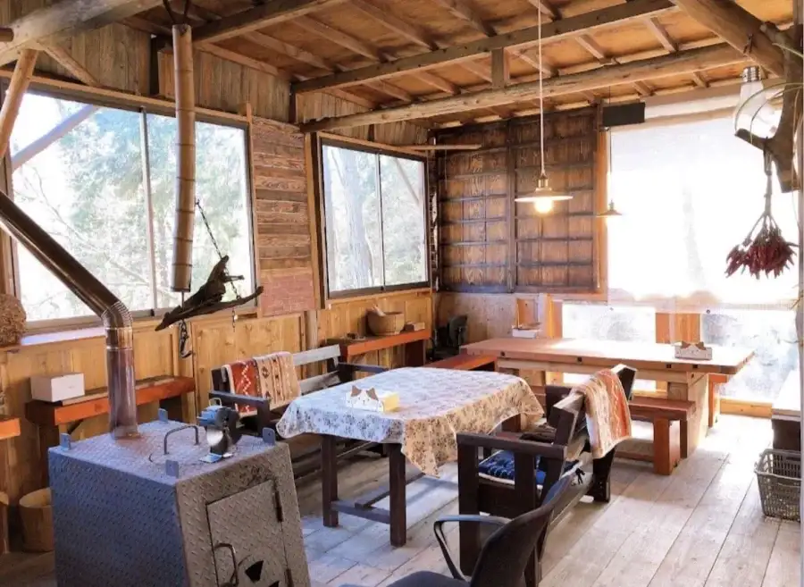 할아버지가 직접 장작 패서 피자 굽는 일본 효고현의 화덕피자집_4.webp