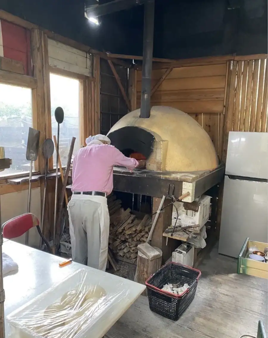 할아버지가 직접 장작 패서 피자 굽는 일본 효고현의 화덕피자집_5.webp