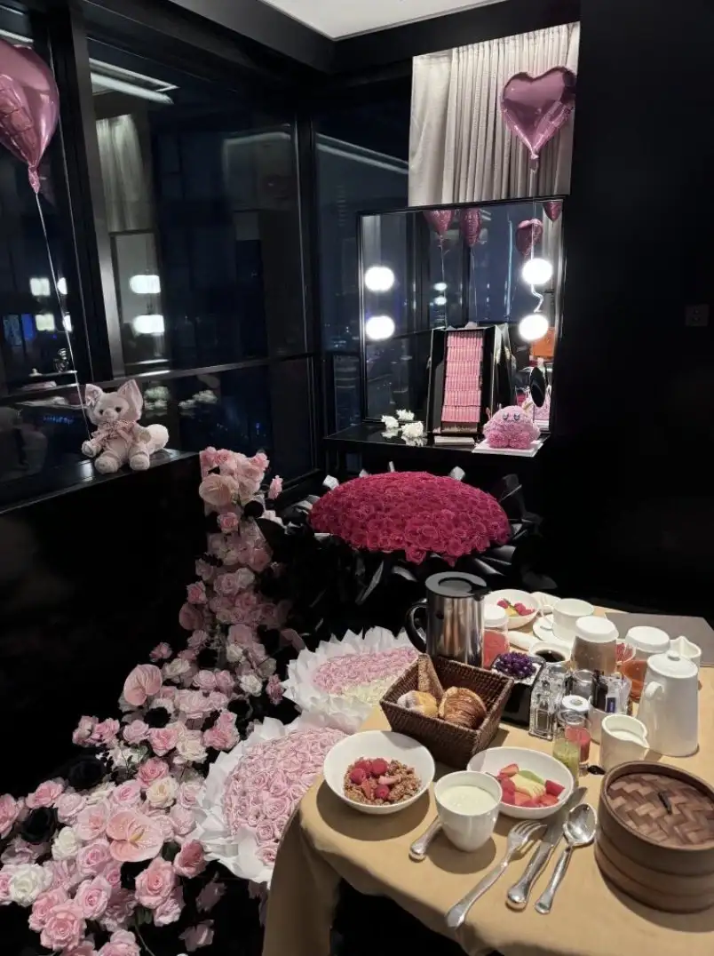 중국 부자 코스프레 인플루언서들_1.webp