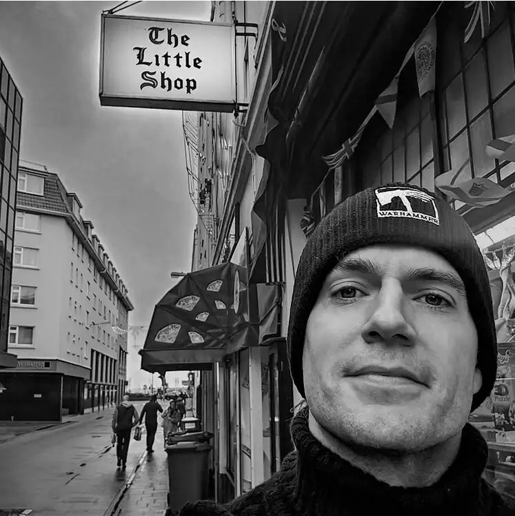 워해머 실사시리즈 총괄 PD가 된 헨리카빌이 가장 먼저 한 일_1.webp