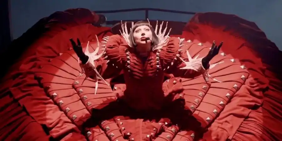 전성기를 되찾기 위해 과한 컨셉질을 한 여가수_14.webp