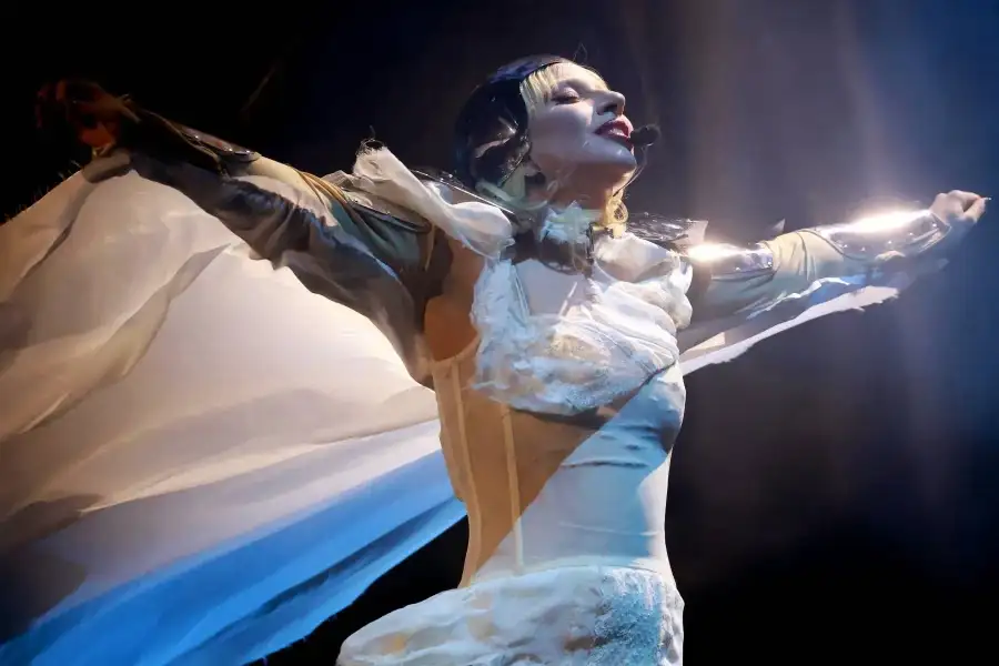 전성기를 되찾기 위해 과한 컨셉질을 한 여가수_17.webp