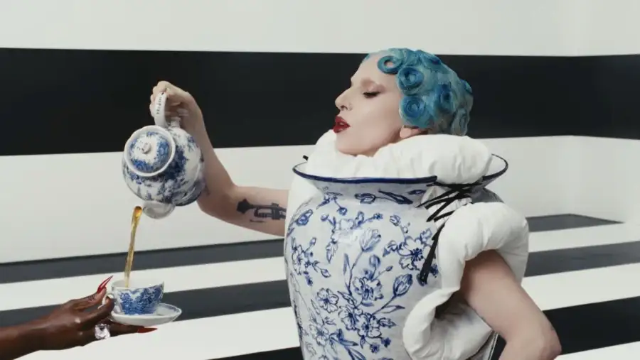 전성기를 되찾기 위해 과한 컨셉질을 한 여가수_19.webp