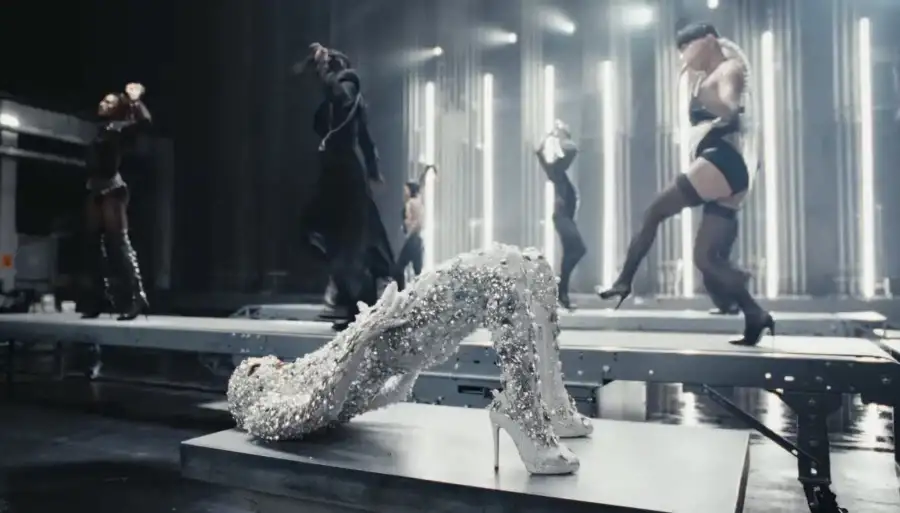 전성기를 되찾기 위해 과한 컨셉질을 한 여가수_21.webp