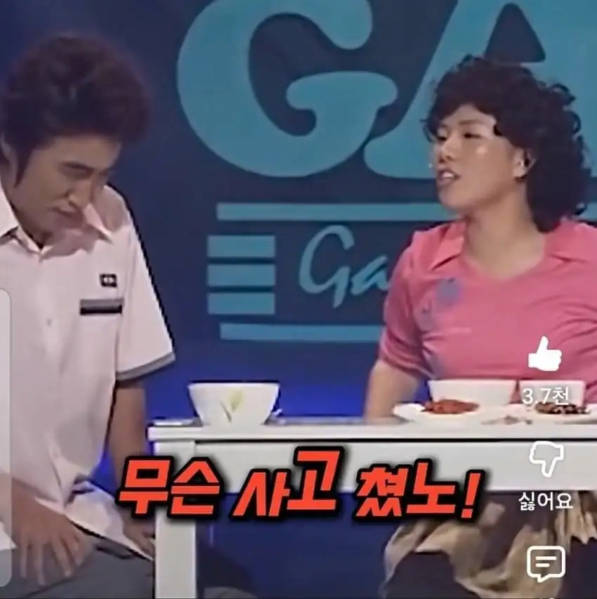 여선생의 팬티를 훔쳐보다 걸린 아들.jpg_1.webp