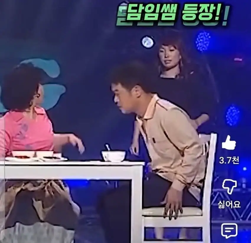 여선생의 팬티를 훔쳐보다 걸린 아들.jpg_12.webp