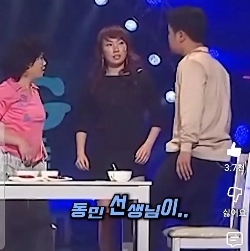 여선생의 팬티를 훔쳐보다 걸린 아들.jpg_13.webp