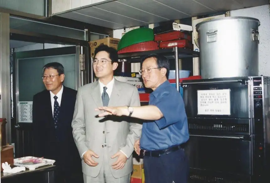 이재용(가운데) 삼성전자 회장(당시 상무)이 2003년 6월 서울 영등포 요셉의원을 방문한 자리에서 고 선우경식(오른쪽) 초대 원장의 안내를 받아 목욕실과 세탁실 등을 둘러보고 있다. 위즈덤하우스 제공