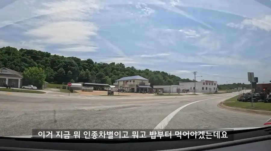 미국에서 인종차별이 심하다는 마을로 온 유투버_6.webp