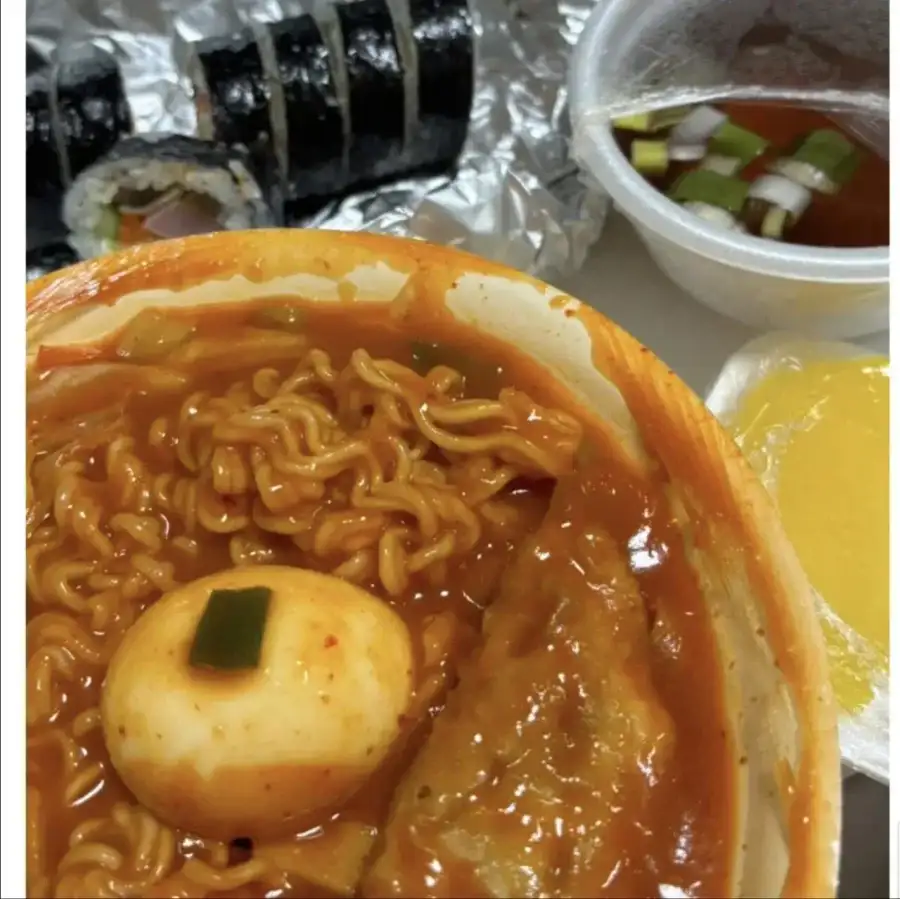 동네 분식점에서 라볶이 시켰는데 쪽지 들어있었음.jpg_1.webp