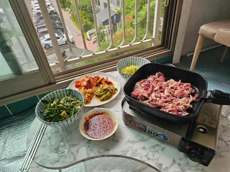 아파트 베란다 민폐 논란.jpg_2.webp