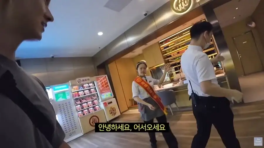 훠궈 처음 먹는 손님을 본 가게 직원들_1.webp