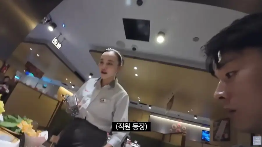 훠궈 처음 먹는 손님을 본 가게 직원들_8.webp