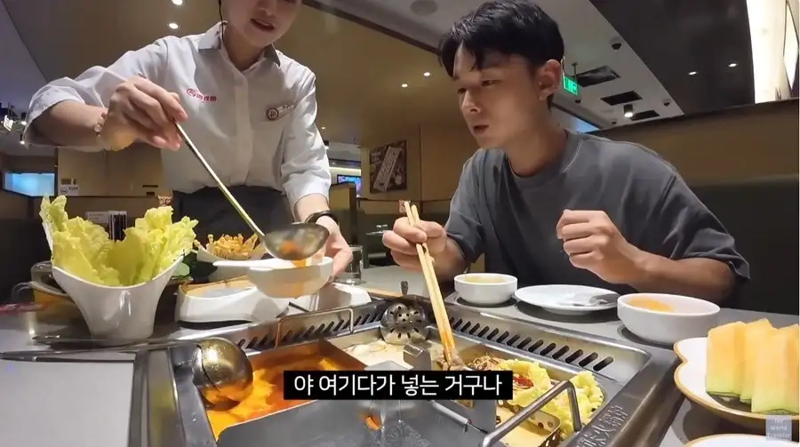 훠궈 처음 먹는 손님을 본 가게 직원들_13.webp