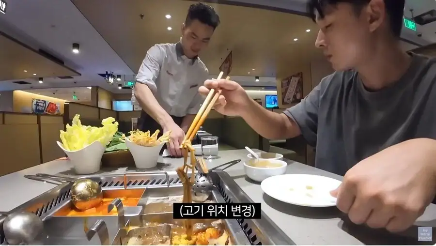 훠궈 처음 먹는 손님을 본 가게 직원들_22.webp