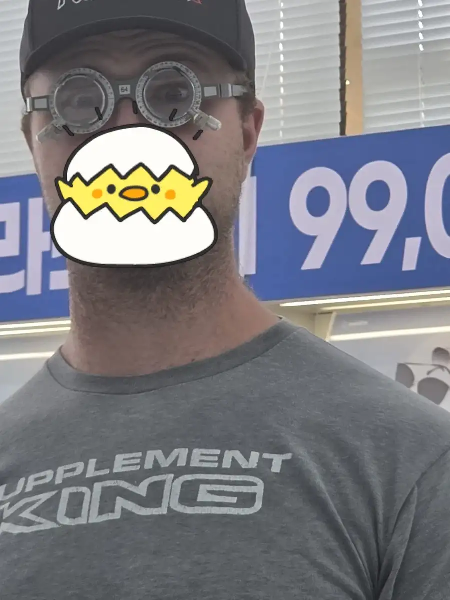 캐나다 친구들이 한국 안경점 와서 놀란썰_1.webp