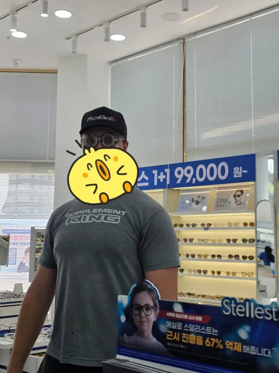 캐나다 친구들이 한국 안경점 와서 놀란썰_2.webp