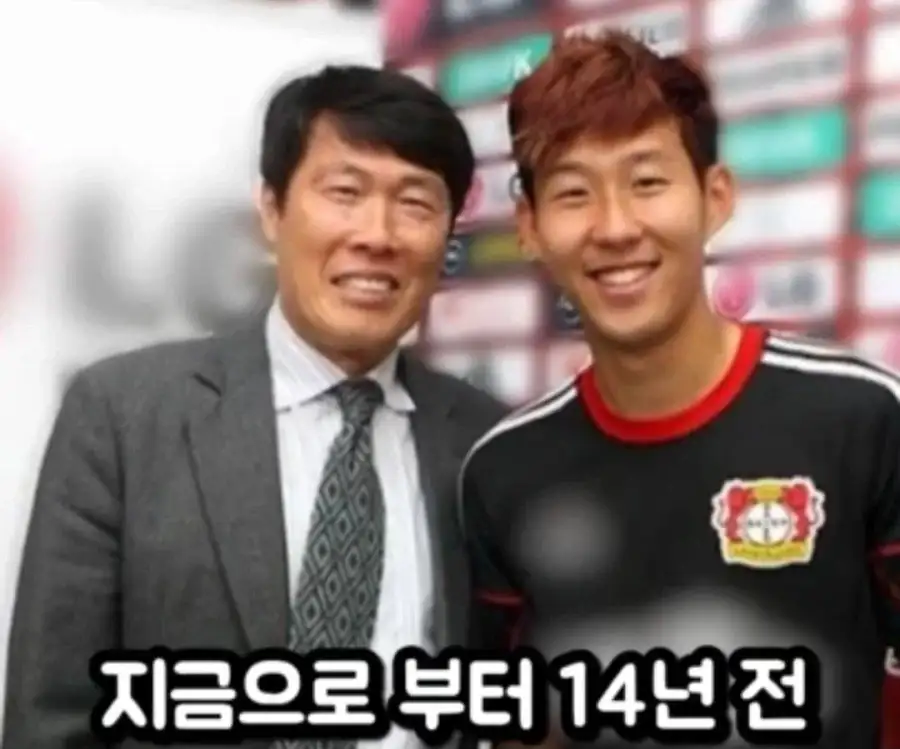 A매치 최다골 갱신한 손흥민 뺨에 손 올리고_2.webp