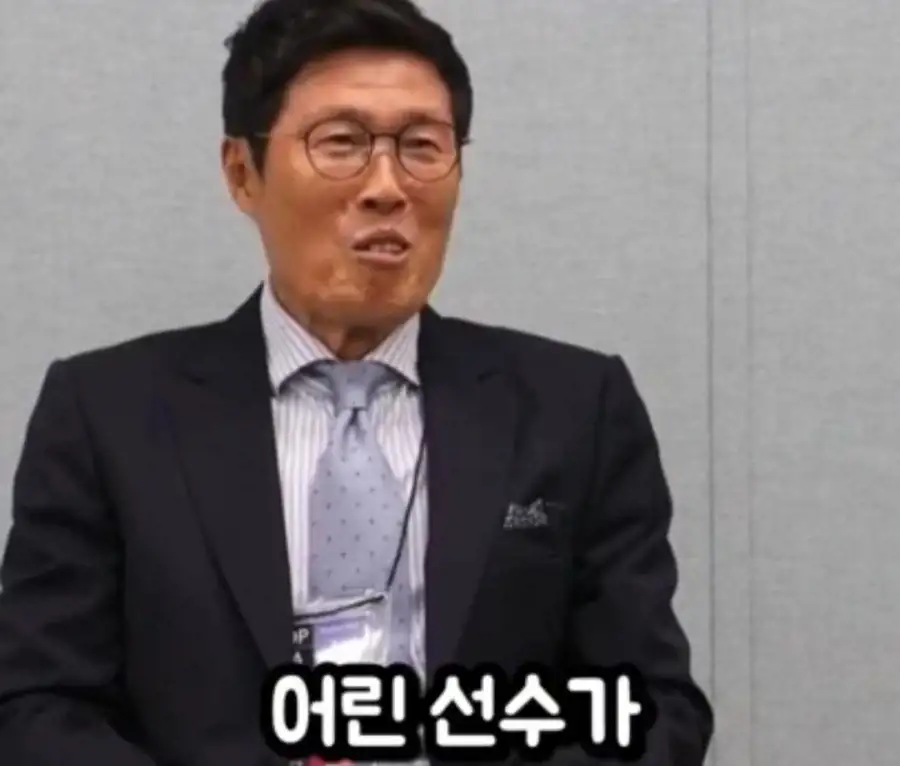 A매치 최다골 갱신한 손흥민 뺨에 손 올리고_3.webp