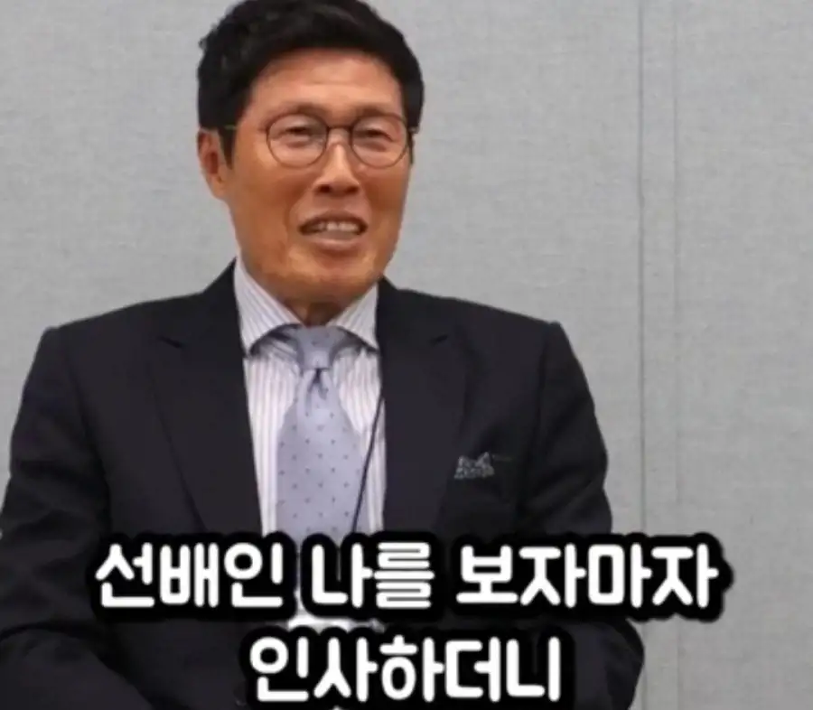 A매치 최다골 갱신한 손흥민 뺨에 손 올리고_4.webp