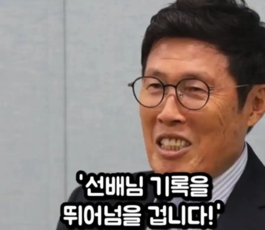 A매치 최다골 갱신한 손흥민 뺨에 손 올리고_5.webp