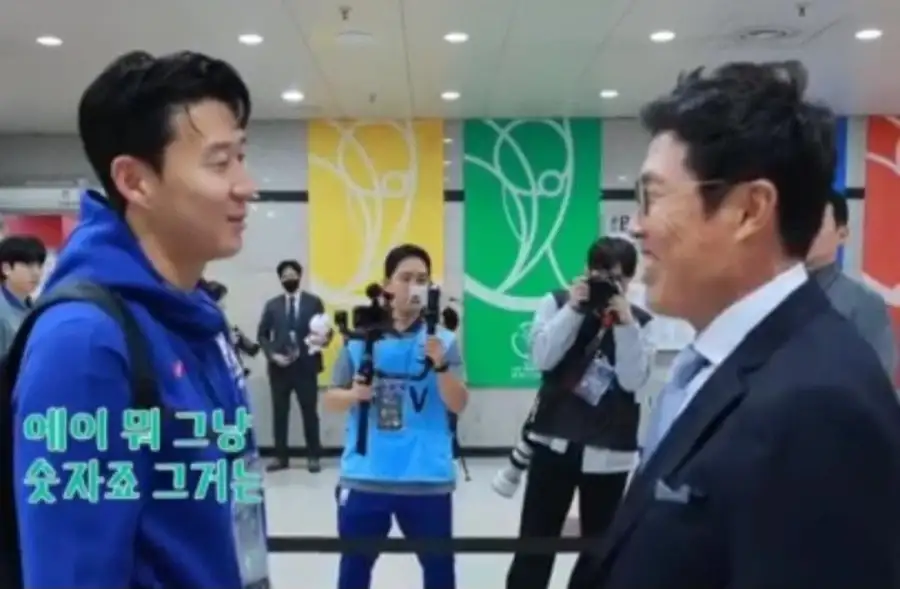 A매치 최다골 갱신한 손흥민 뺨에 손 올리고_8.webp