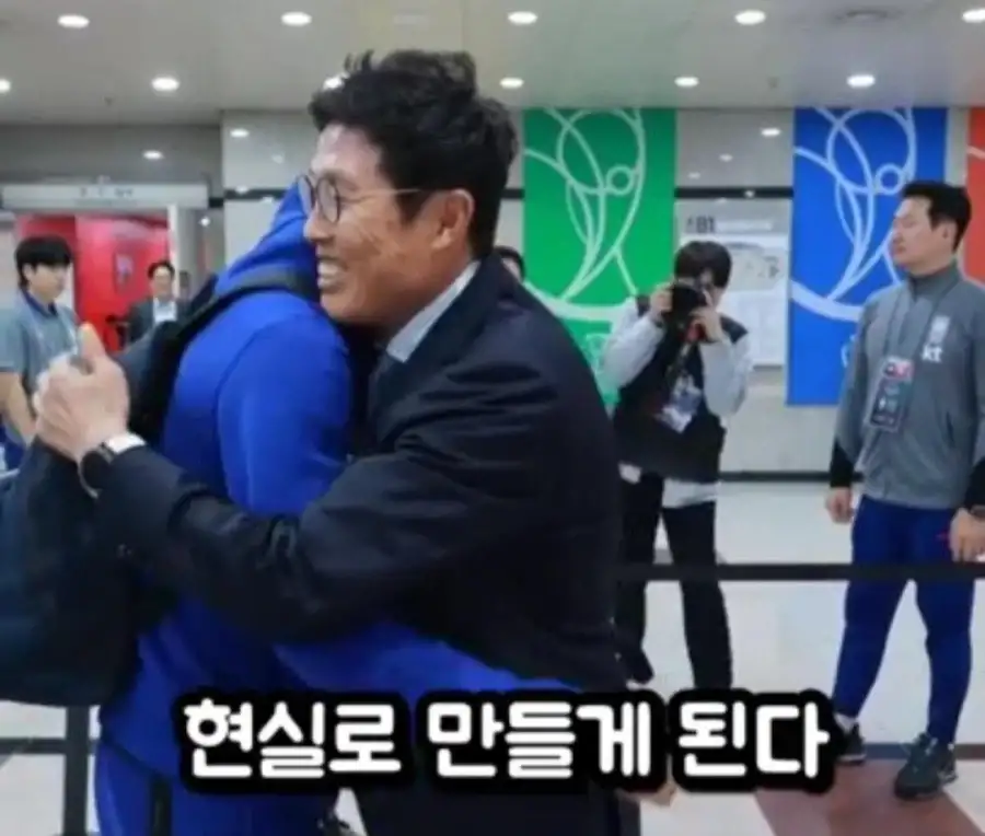 A매치 최다골 갱신한 손흥민 뺨에 손 올리고_9.webp