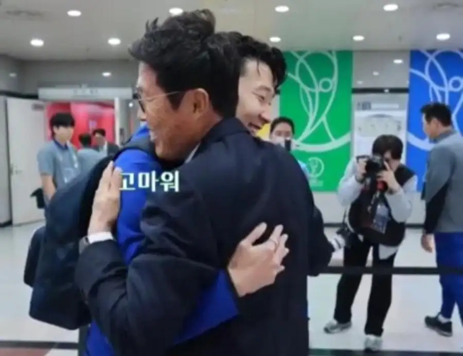 A매치 최다골 갱신한 손흥민 뺨에 손 올리고_10.webp
