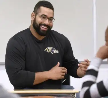 미국에서 괴물들만 한다는 NFL선수가 갑자기 그만둠_4.webp