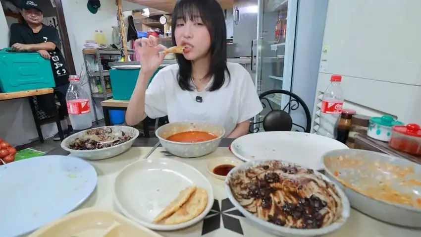 강릉 55년 중국집가서 먹방한 쯔양.jpg_43.webp