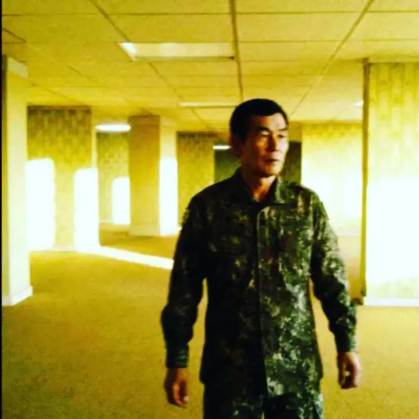 백룸에 방문한 행보관.jpg_1.webp