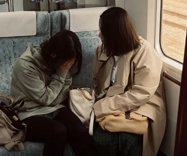 열차에서 계속 울던 승객에게 보인 반응