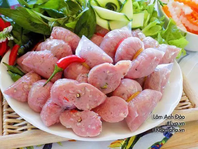 Inside-Vietnamese-Fermented-Pork-Roll-Nem-Chua.jpg